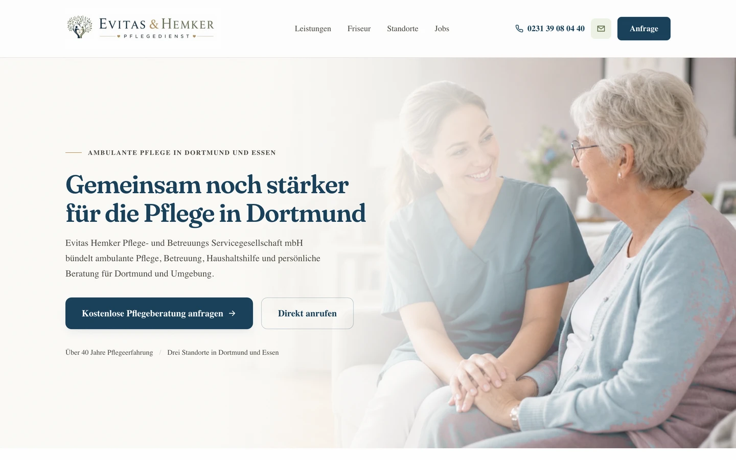 Die echte Startseite von Evitas Hemker mit Gestaltung, Navigation und Kontaktmöglichkeiten